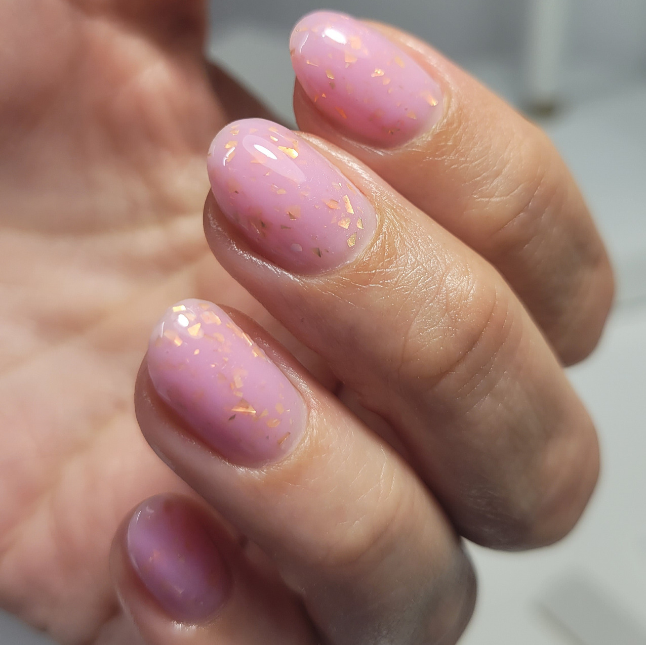 Rožnata manikura z zlatimi lističi, SOMI Nail Studio Ljubljana