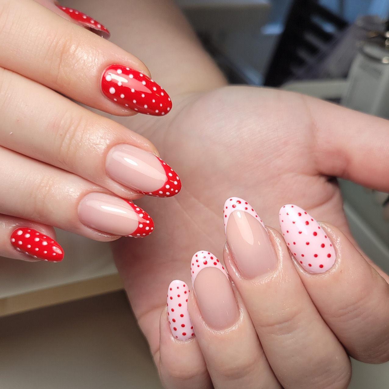 Rdeče-bela pikasta manikura, SOMI Nail Studio Ljubljana